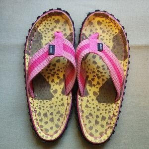 SIZE 6/6.5 BAREFOOT BEACH SANDALS WITH TIRE TREAD SOLES.